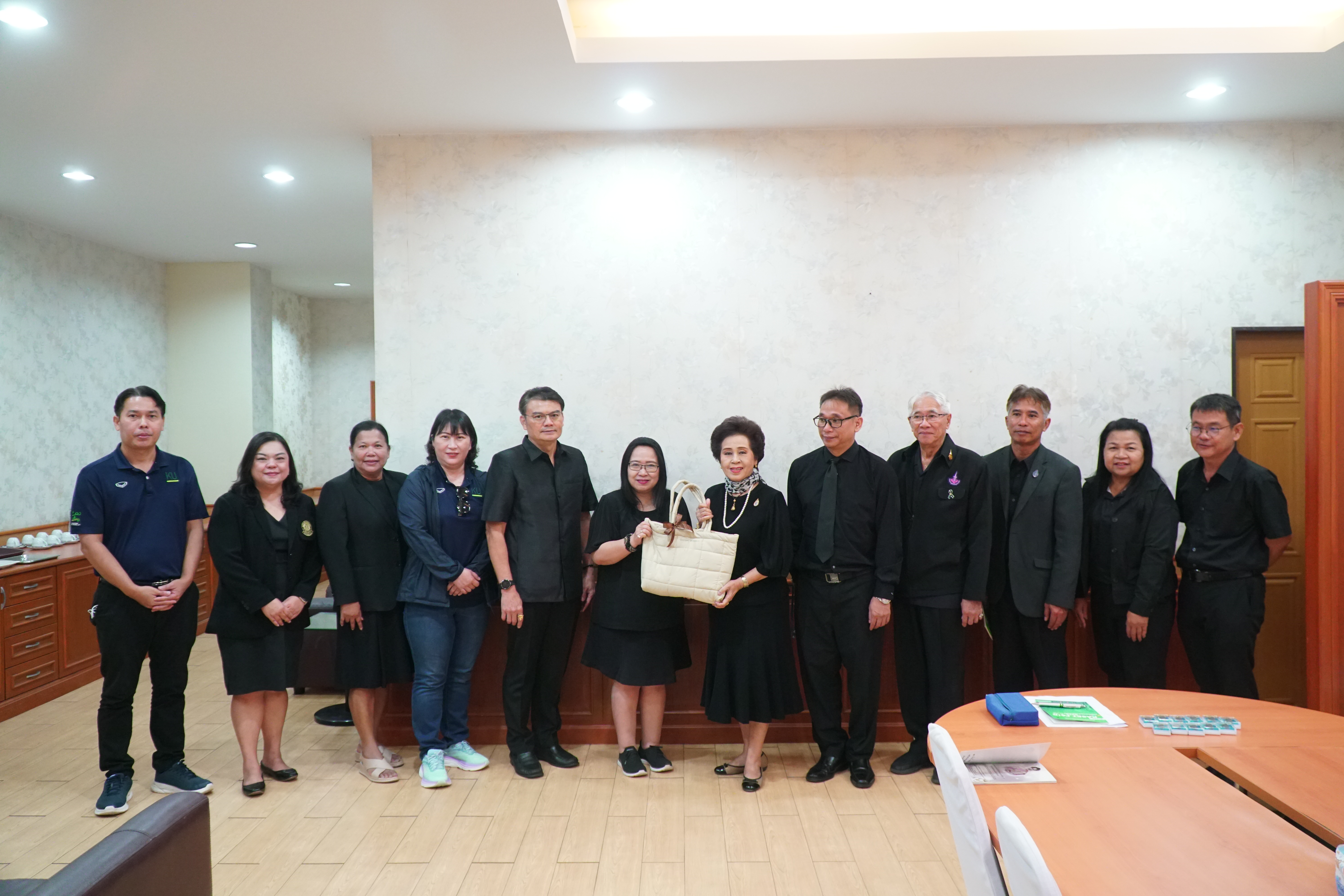 ม.เกษตร กำแพงแสน  ให้การต้อนรับ หม่อมราชวงศ์ จิยากร อาภากร เสสะเวช ประธานกรรมการมูลนิธิราชสกุล อาภากรฯ และคณะ เยี่ยมชมงานเกษตรกำแพงแสน